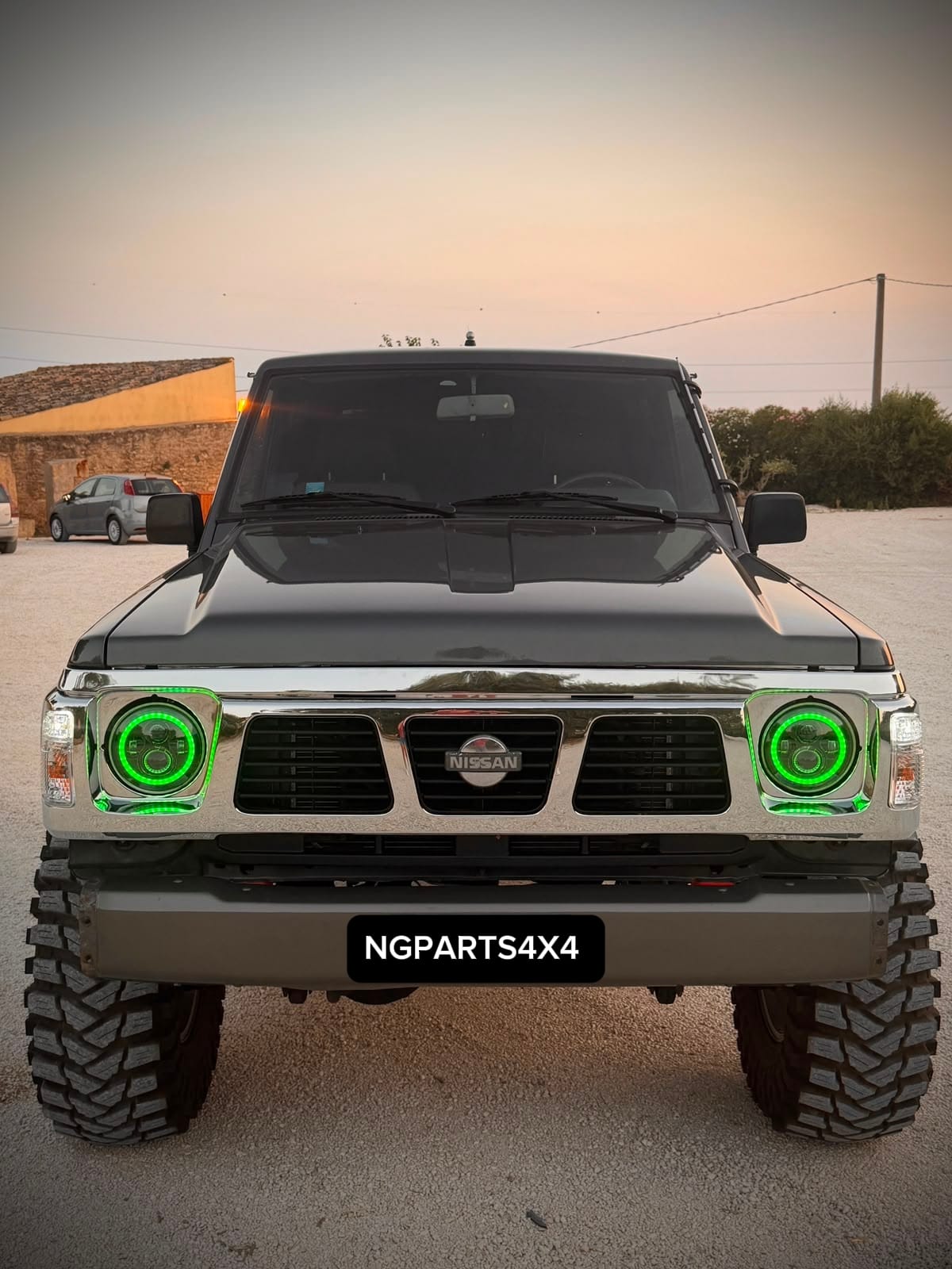 Nissan Patrol Y60 con fari LED 7 pollici e anelli RGB verdi al tramonto