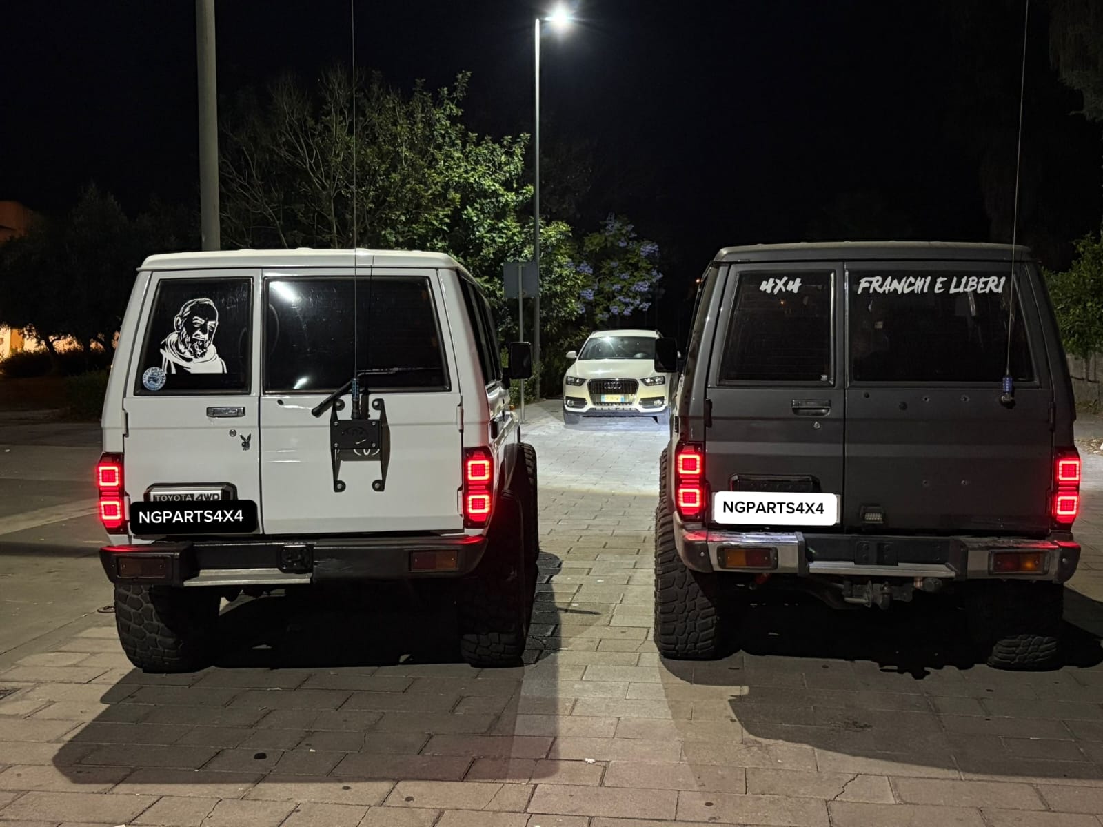 Toyota Land Cruiser e Nissan Patrol di notte con i fanali posteriori LED accesi