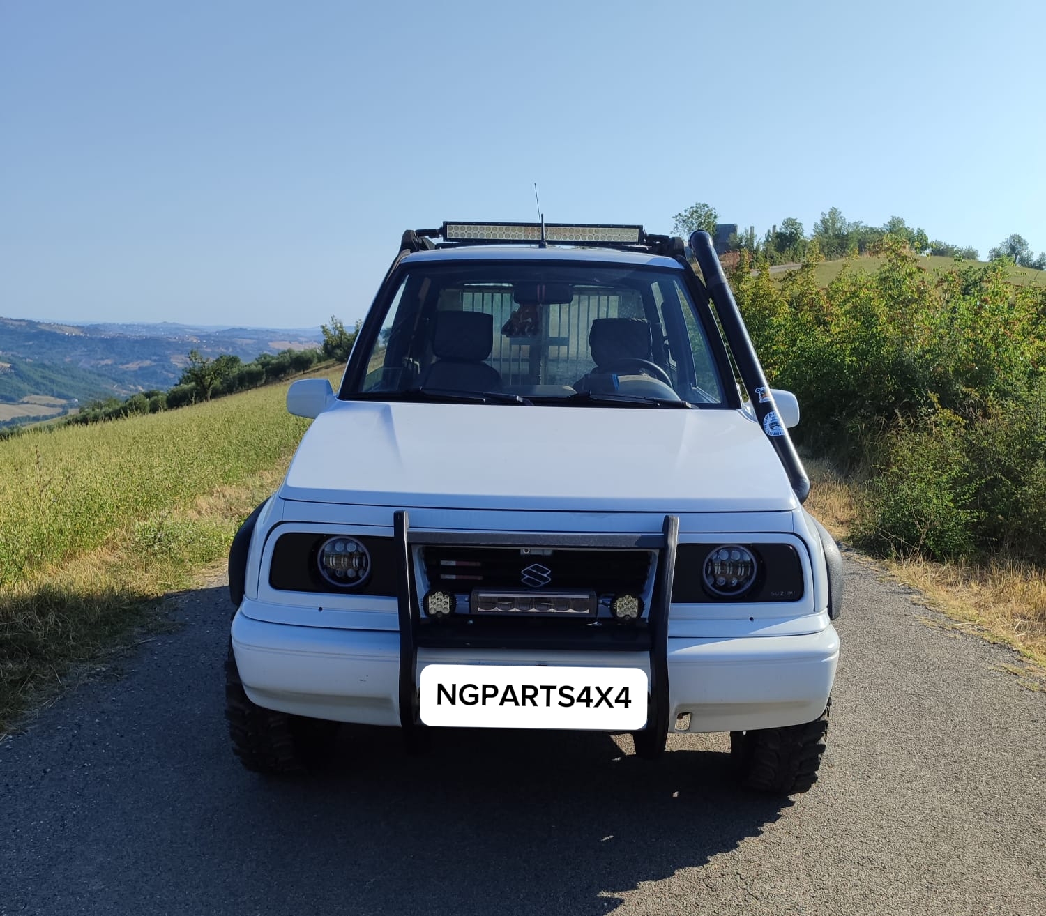 Suzuki Vitara bianco con barra LED sul tetto, fari LED tondi e snorkel