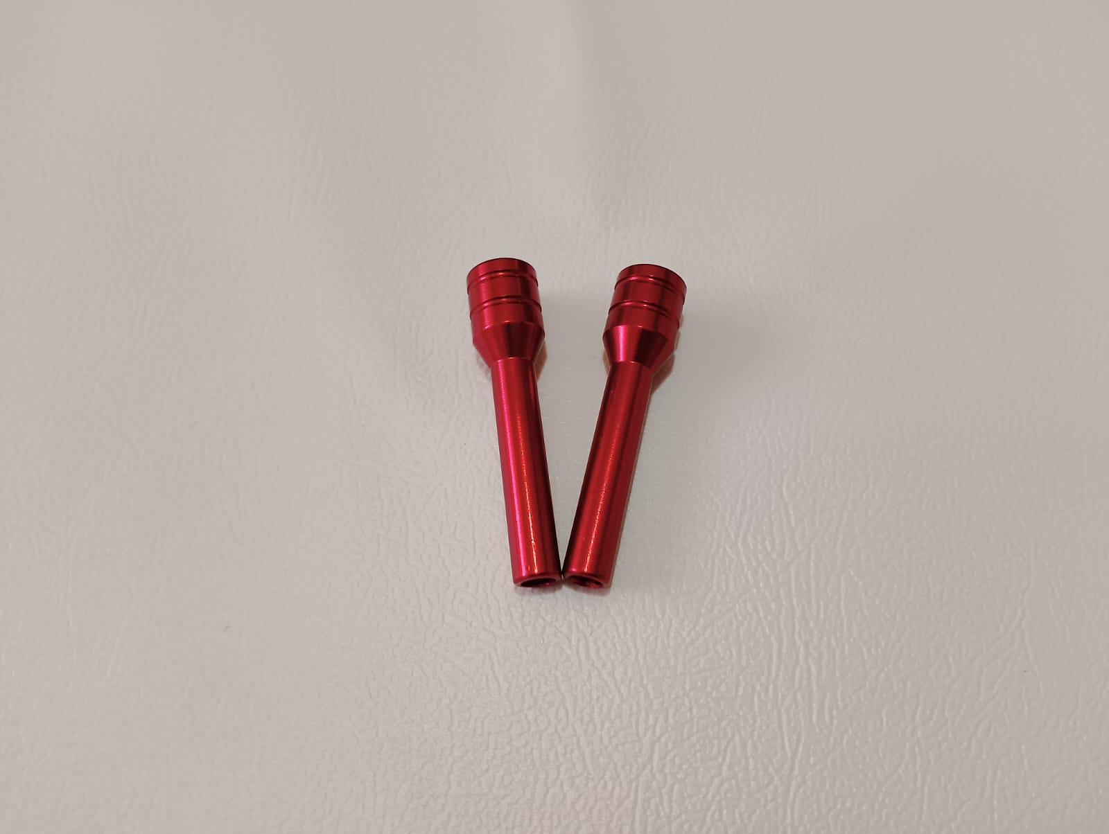 perni chiusura porte in metallo rosso