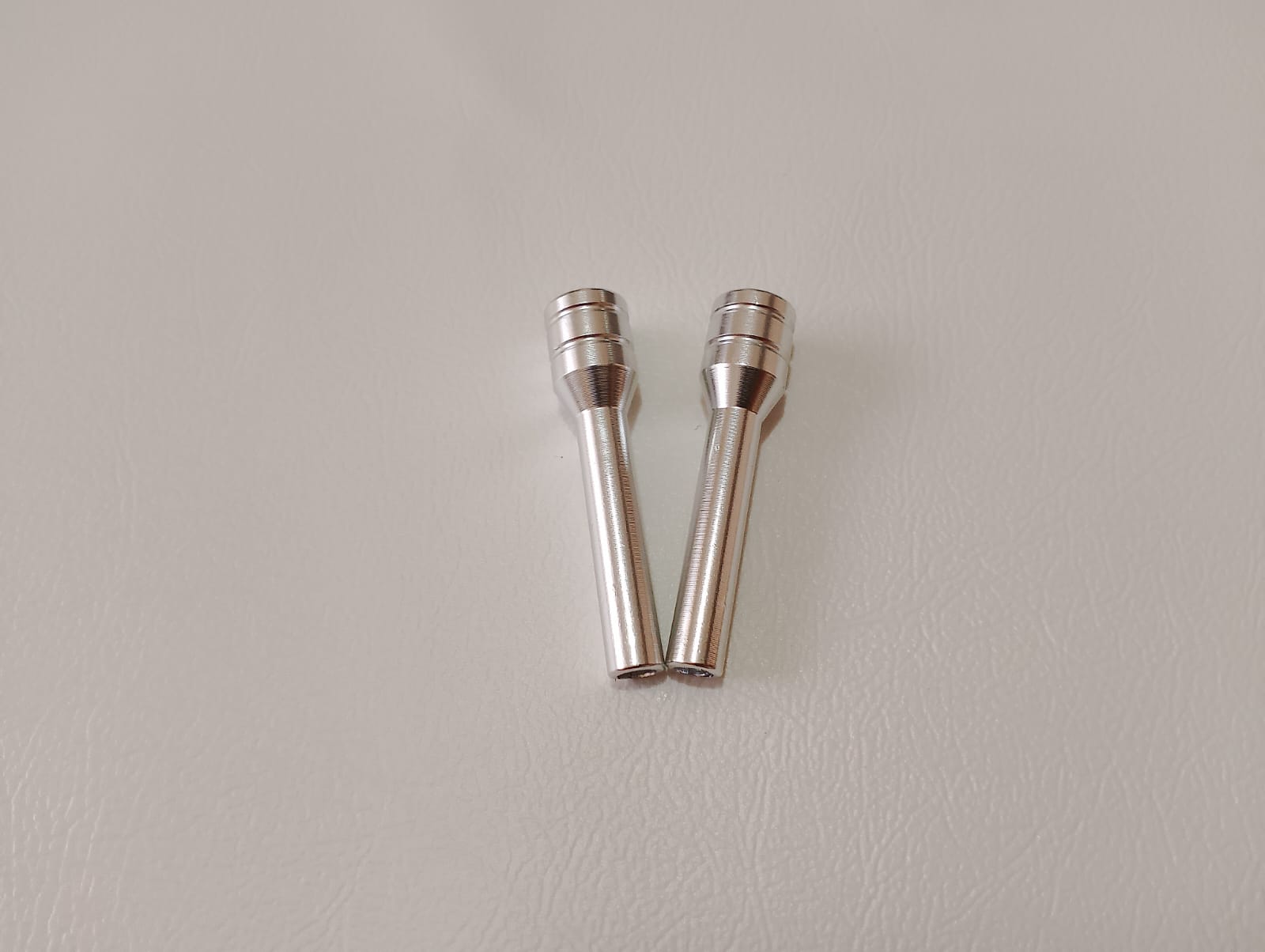 perni chiusura porte in metallo grigio