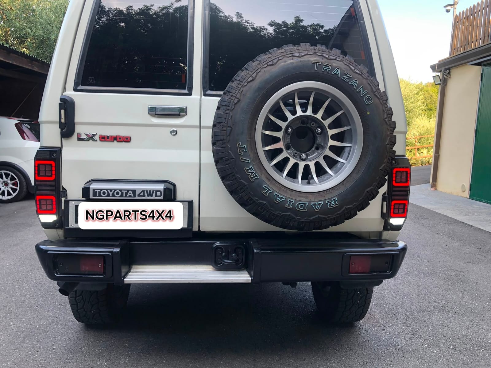 Toyota Land Cruiser LX Turbo con fanali posteriori a LED