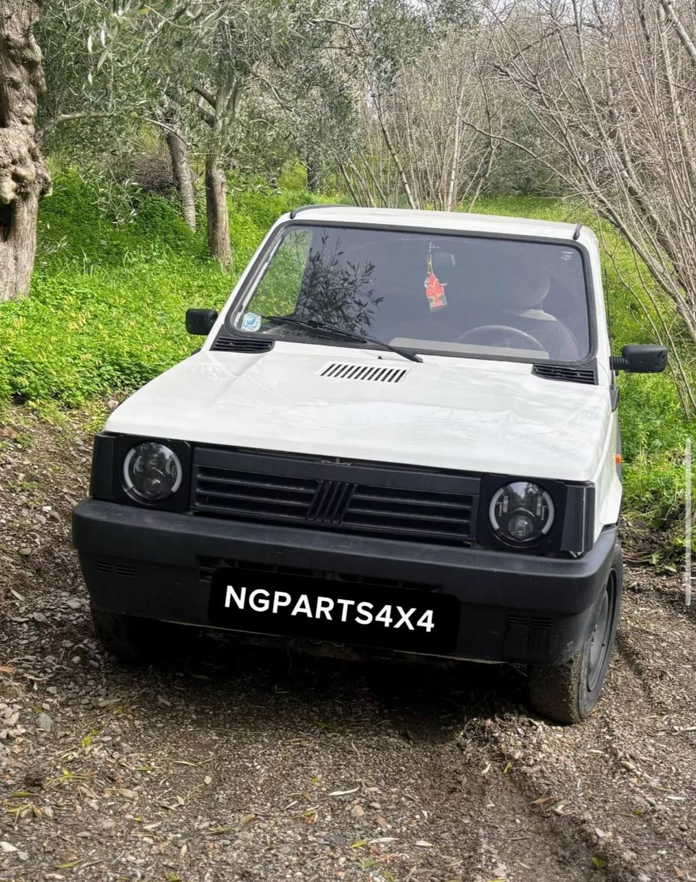 Jeep 4x4 in percorso off-road su sterrato